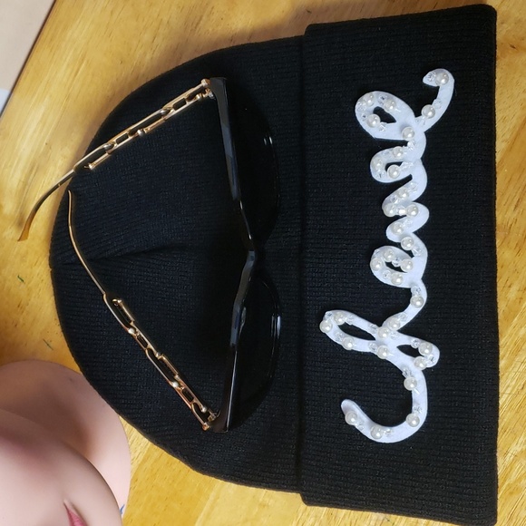 Fashion sunglasses and winter hat - Picture 12 of 13